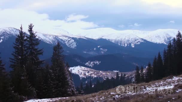 美丽的冬天日出山中视频