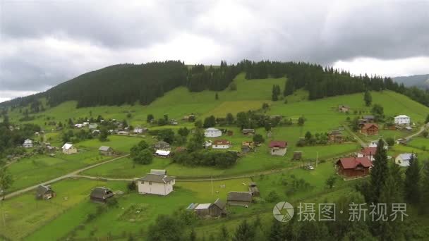 绿水青山带解决山区。空中横向 40 秒飞