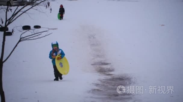 孩子们起床后滑雪橇视频