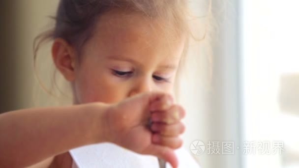 白人小女孩单独吃。小的孩子吃开胃。吃的食物孩子特写的肖像