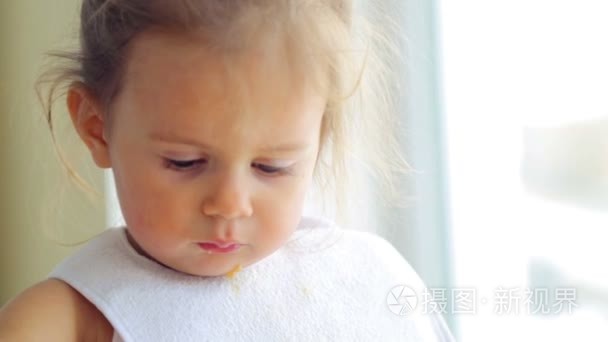 白人小女孩单独吃。小的孩子吃开胃。吃的食物孩子特写的肖像