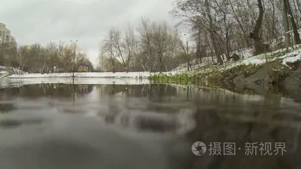 浸泡在池塘中的运动视频