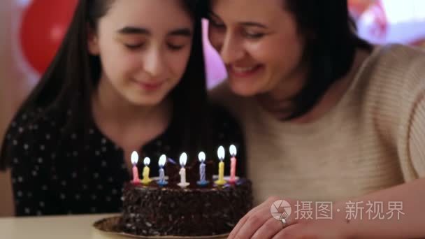 母亲和女儿的生日蛋糕视频