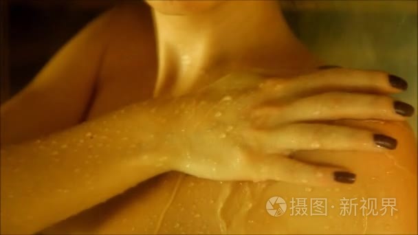 女人的浴室里洗磨砂膏视频