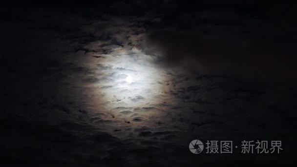 月夜与白云传递在暗蓝的天空上视频