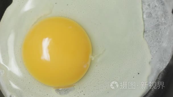 在平底锅中煎的鸡蛋