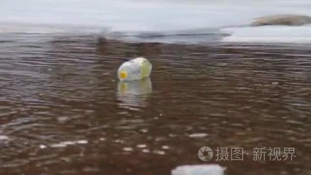 在山区河流中漂浮的塑料瓶