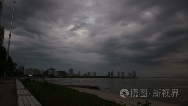 城市堤防在暴风雨天空视频