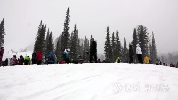 滑雪场上的人群视频