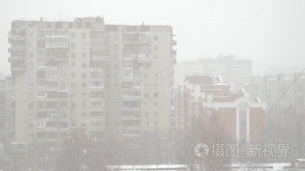 雪花纷飞在大城市视频