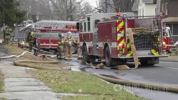 消防队员扑灭着火的房子里视频