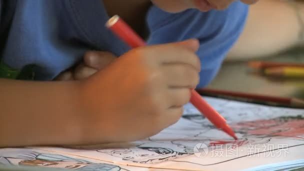 儿童用彩色的铅笔视频