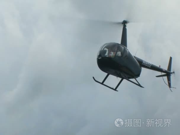 一架直升机在飞行视频