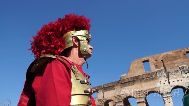 斗兽场附近的罗马战士视频