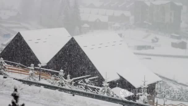 大雪的房屋和树木为背景视频