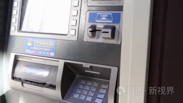 一个女人的手插入一张银行卡在 atm 机的细节