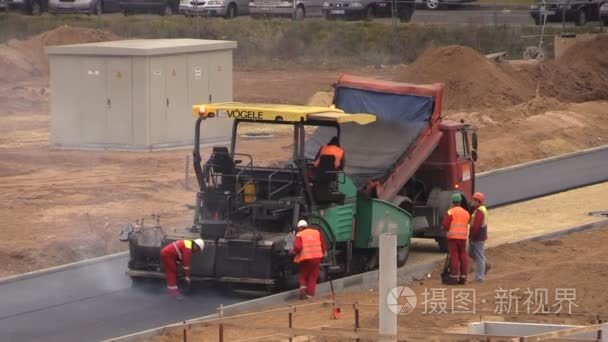 工人们传播热沥青住宅区路视频