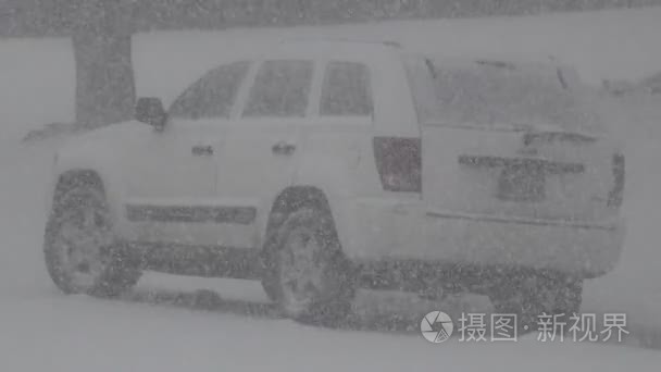 雪白色吉普汽车上视频