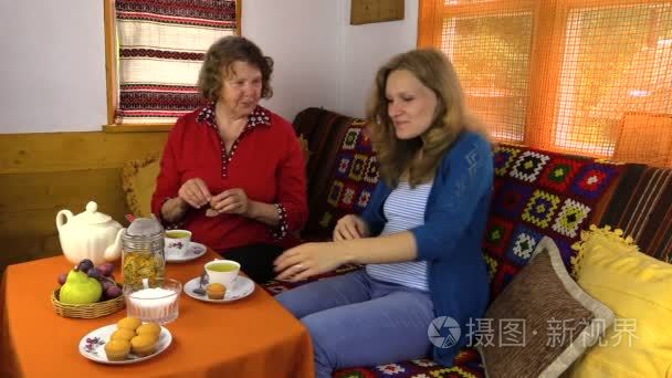 女高管和怀孕的孙女吃甜食与茶视频