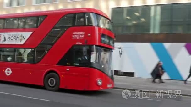 伦敦红色巴士路过街之一视频