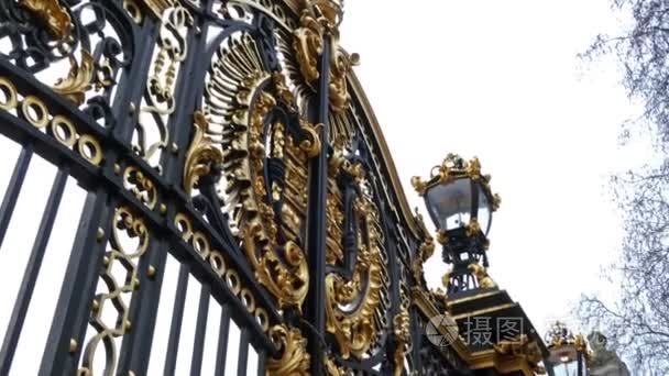白金汉宫的巨大的门视频