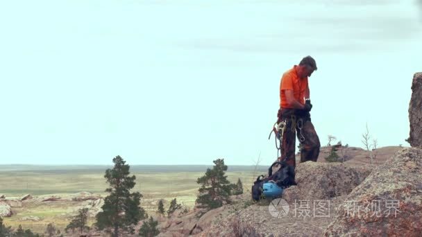 登山者正准备爬视频