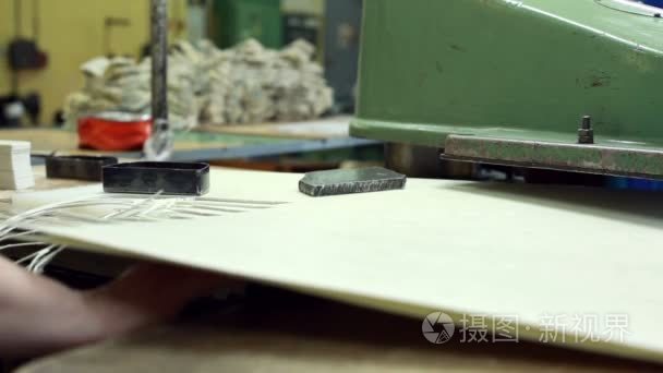 工人削零件使用半自动机视频