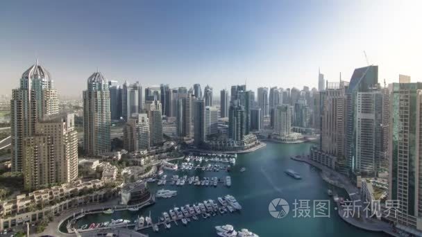 现代建筑在迪拜与阴影移动非常快游戏中时光倒流，迪拜，阿联酋视频
