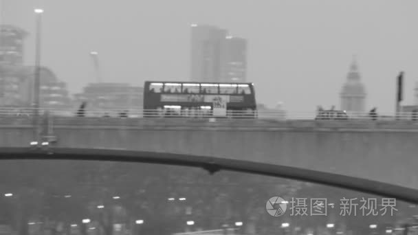 在这座桥上快速移动的红色巴士