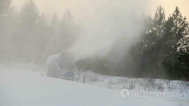 冬季时期美丽的房子。视频