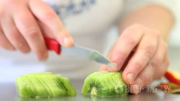 准备一个水果馅饼的手糕点师傅视频