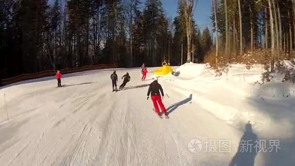 走在 Bukovel，乌克兰的滑雪道的滑雪者