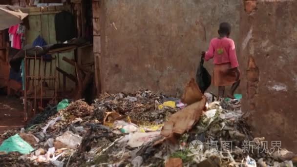 年轻的非洲儿童在贫民窟，马辛迪，乌干达，2013 年 9 月的垃圾坑里翻