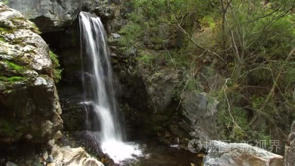 对山区河流瀑布视频