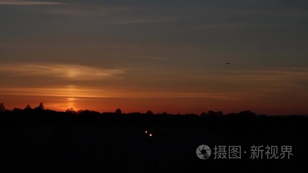 色彩缤纷的夕阳，飞机就要着陆了