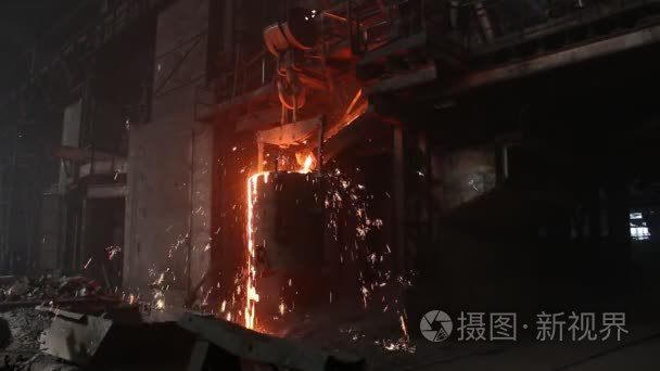 钢铁企业经营在熔炼车间视频