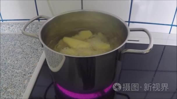 烧土豆沸水蒸煮锅中视频