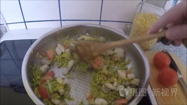 烹饪蔬菜炖肉泛在厨房中的手视频