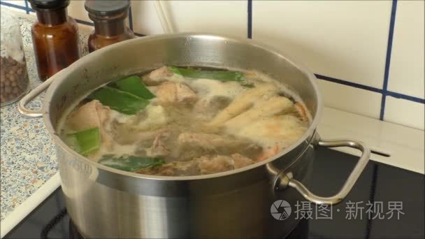 传统的烹饪大罐鸡汤方式视频