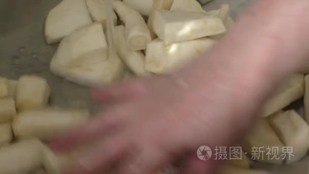 上钢台面在厨房里的蔬菜视频