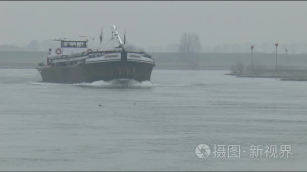 瓦尔河上的驳船视频