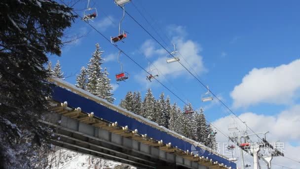 山中滑雪升降机移动上跨桥