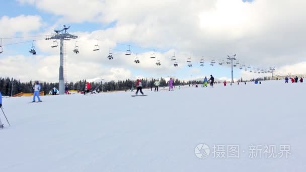 滑雪者在业余的轨道上视频