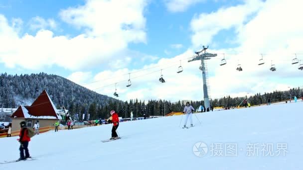 滑雪者在山区容易轨道上