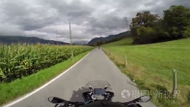通过小麦视场点骑摩托车视频