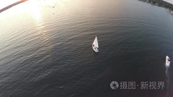 一艘帆船的航拍镜头视频