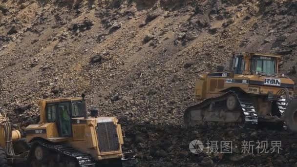 卡特彼勒工程车挖掘建筑工地视频