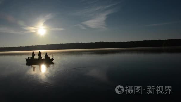 渔民出海捕鱼的剪影视频