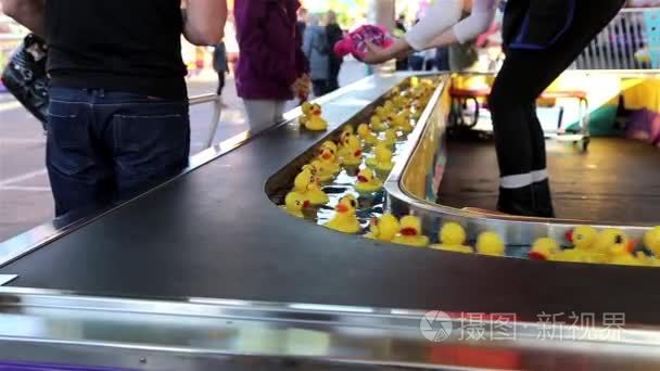 黄鸭浮在水游戏视频