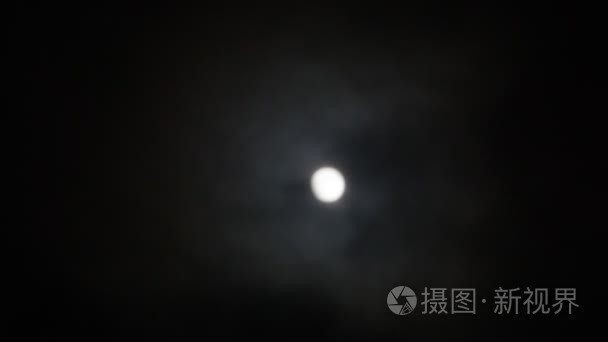 夜晚的天空中的月亮